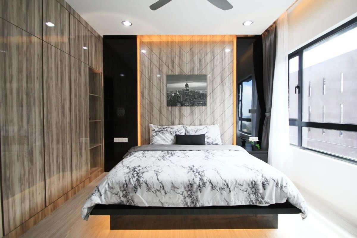 A Stylish High-Floor 2Br Suasana Suites Views Johor Bahru Esterno foto